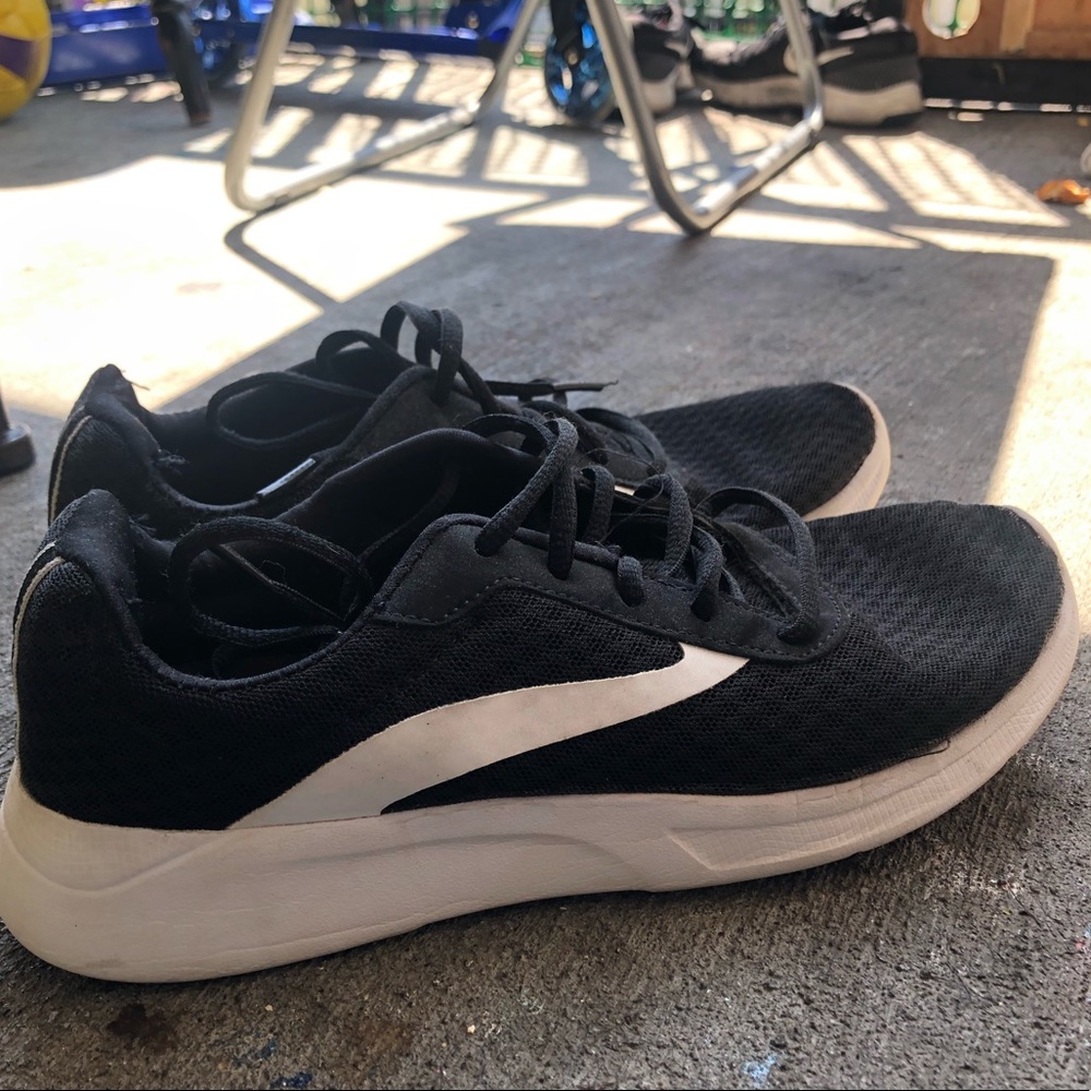Tennis shoes